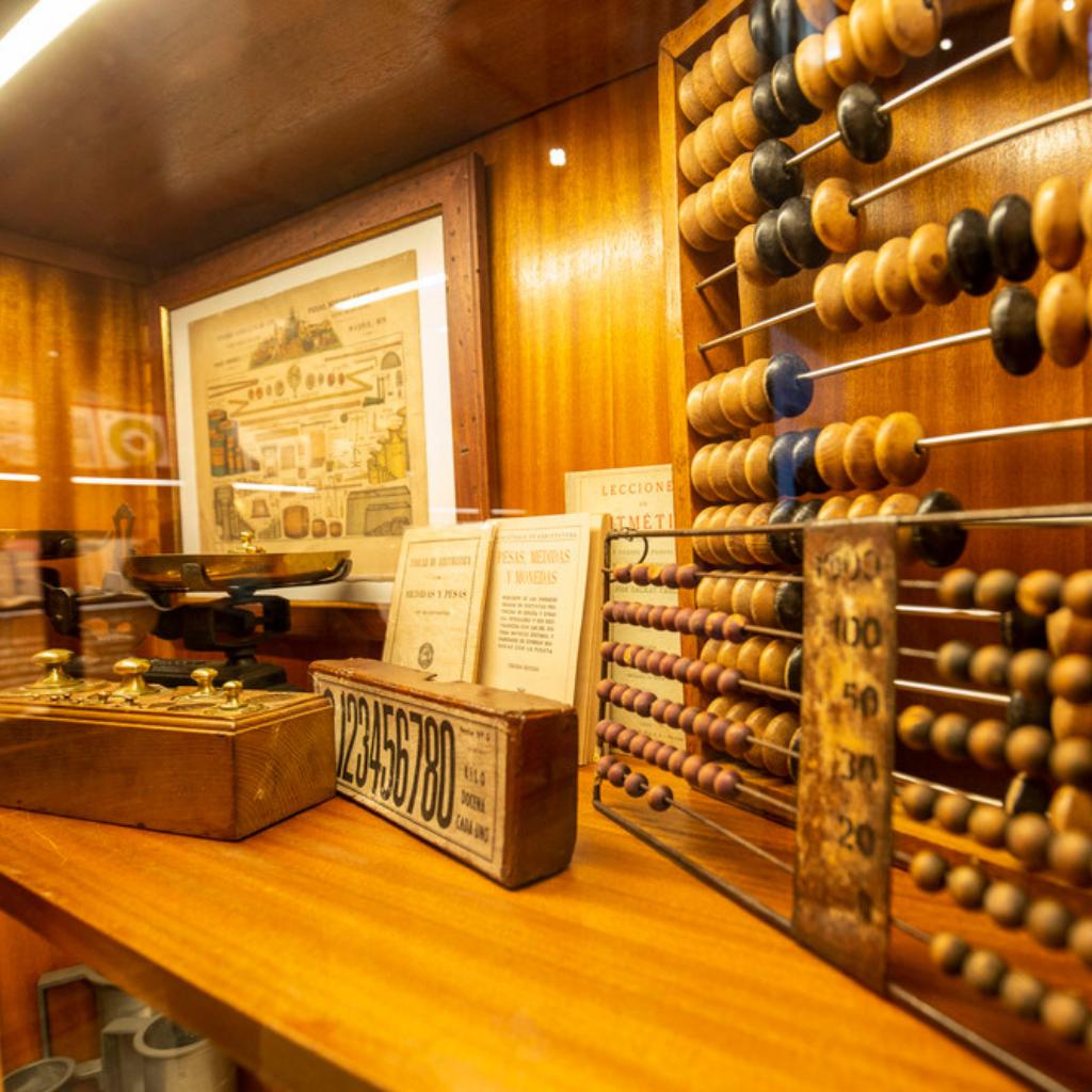Ábaco de la colección del Museo de Educación Antonio Molero
